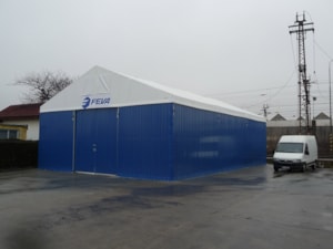 Hala s pevnými boky v modrém provedení – dočasný sklad v areálu