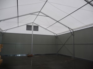 Interiér haly s plechovými bočnicemi – sedlová konstrukce, volný prostor