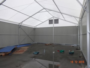 Vnitřní prostor haly s pevnými boky – štít, výztuhy a montážní plocha