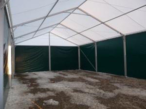 nteriér haly se zelenými boky – pevné bočnice a otevřený vstup