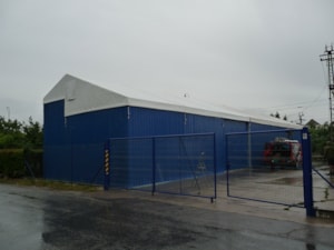 Modrá hala s pevnými boky za deště – areálové skladování a manipulace