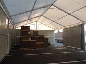 Interiér haly s pevnými boky – skladové zboží, osvětlená sedlová střecha