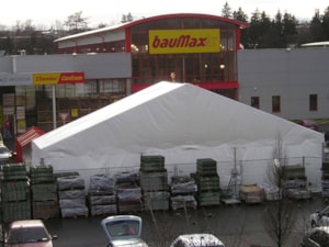 Temporäre Planen-Zelthalle am Baumarkt – große überdachte Verkaufsfläche für Waren