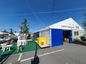 Planen-Zelthalle als temporärer Showroom – offener Eingang und seitliche Vorhänge