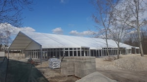 Verkaufshalle mit transparenten Seitenwänden – großer temporärer Verkaufsraum auf dem Gelände