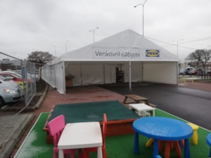 Planen-Zelthalle vor dem Markt – temporäre Erweiterung der Verkaufsfläche auf dem Parkplatz