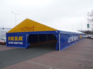 Offene Planen-Zelthalle am Markt – Eingangsüberdachung mit Beschilderung „Eingang“