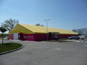 Niedrige Planen-Zelthalle am Parkplatz – temporäre Erweiterung der Verkaufsfläche