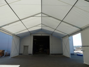 Interiér přístavby z plachtové haly – krytý vjezd před vstupem do budovy/provozu