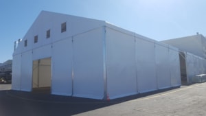 Tent hall extension – side view of an operational expansion next to a building