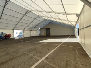 Interiér přístavby z plachtové haly – velký krytý prostor bez podpěr (volná šířka)
