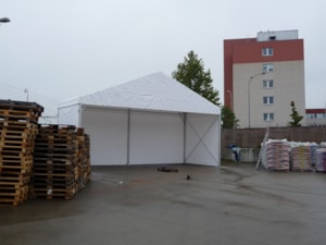 Plachtový prístrešok na spevnenej ploche – kryté skladovanie paliet a tovaru