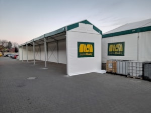 Plachtový prístrešok vedľa plachtovej haly – krytý koridor popri objekte