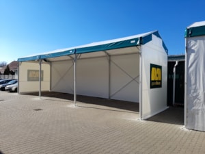 Stanový prístrešok pri objekte – kryté parkovacie/manipulačné státie s otvoreným bokom