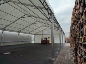 Stanový prístrešok v areáli – krytý priestor na manipuláciu s vysokozdvižným vozíkom