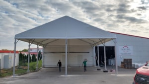Stanový prístrešok – čelný pohľad na otvorené kryté státie v areáli