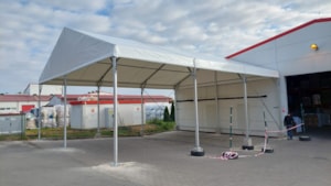 Stanový prístrešok pri budove – otvorené prestrešenie na krytie a prácu vonku