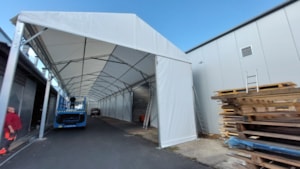 Stanový prístrešok ako krytý prejazd – dlhá otvorená plocha pod strechou