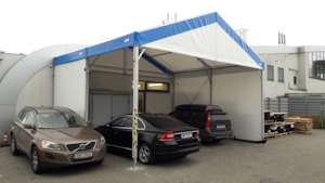 Zeltunterstand zum Parken – überdachter Stellplatz für Autos am Betrieb