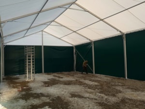 Fabric agricultural hall with an open interior and side cladding