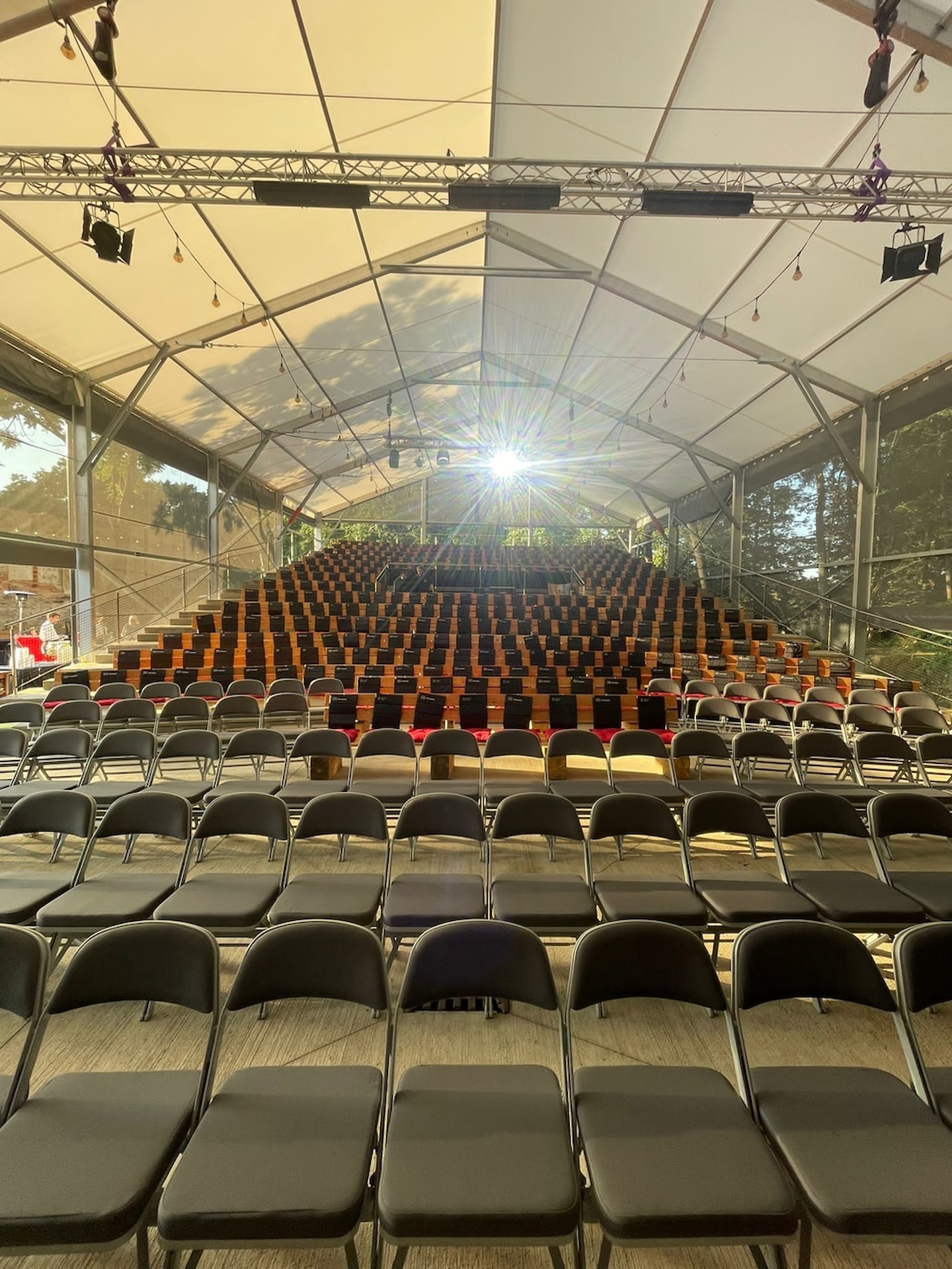 Überdachung des Zuschauerraums des Dejvice-Theaters