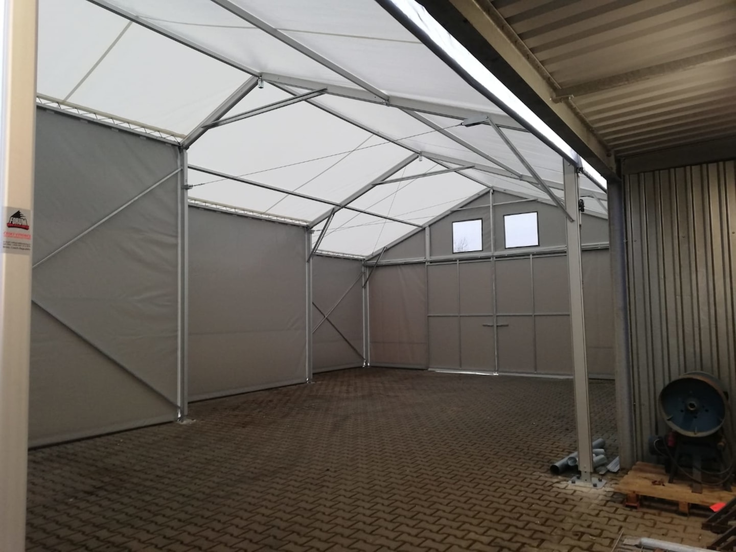 Zelthalle mit versetztem Grundriss!