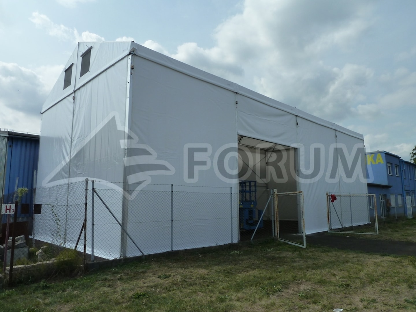 Ausfüllen des Raums mit einer Zelt Halle