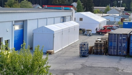 Sonderlieferung von 3 Zelthallen auf einmal