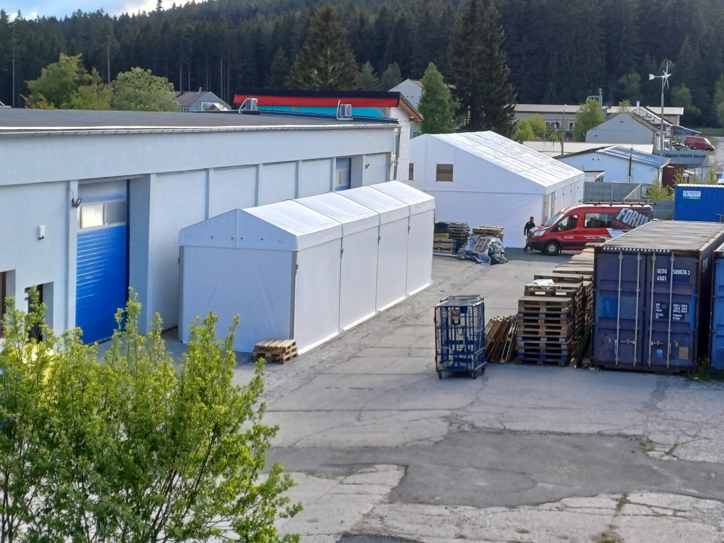 Sonderlieferung von 3 Zelthallen auf einmal