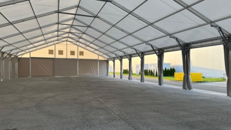 Zelthalle mit seitlichen Einfahrten