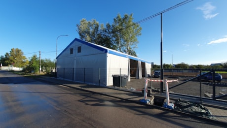 Baumaschinen, die im Zelt geparkt sind