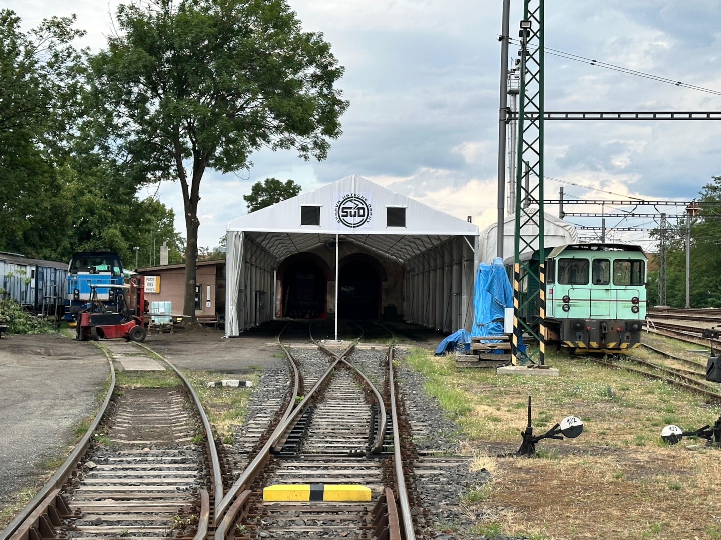 Oprava vlakov v stane!