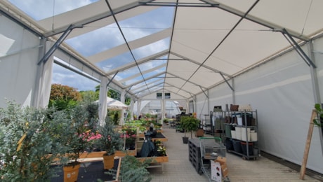 Verkauf und Anbau von Blumen in einer Zelthalle