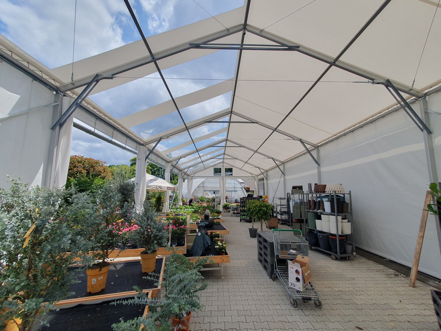 Prodej a pěstování květin ve stanové hale