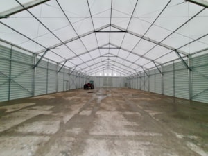 Interiér stanové haly s pevnými bočními stěnami – dlouhý skladový prostor