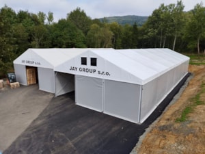 Dvojitá stanová hala v areálu – soustava hal se štítovým potiskem