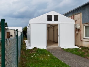 Menší stanová hala s otevřeným vstupem – pohled do interiéru