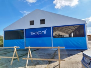 Stanová hala s modrým opláštěním a průhlednými okny – čelní pohled