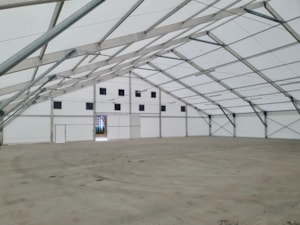 Velký interiér stanové haly – modulární konstrukce, světlé opláštění