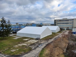 Soustava stanových hal v areálu – pohled shora, více hal vedle sebe