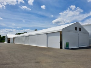 Dlouhá stanová hala s vraty – boční pohled na skladovací objekt