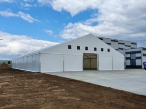 Stanová hala s velkým otevřeným vjezdem – zpevněná plocha před halou