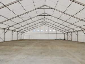 Interiér prázdné stanové haly – konstrukce bez podpěr, světlopropustná střecha