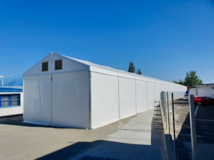 Bílá stanová hala – boční pohled v průmyslovém areálu