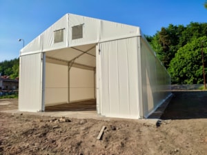 Stanová hala u logistického centra – vjezd, pohled shora