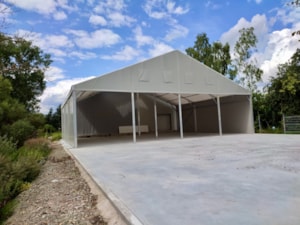 Stanový přístřešek s otevřenou čelní stranou – kryté stání na betonové desce