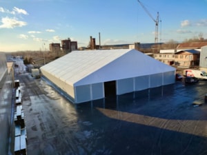 Stanová hala na areálové ploše – dlouhá hala se šedými boky