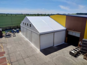 Stanová hala jako přístavba k hale – štít s okny, napojení na budovu