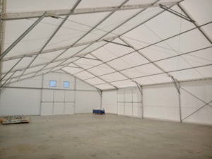 Interiér haly s bočními výztuhami – velký skladový prostor