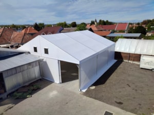 Menší stanová hala ve dvoře – otevřený vjezd, pohled z výšky